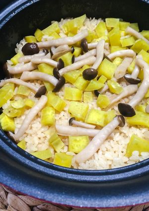 鍋で炊く✨さつまいもとシメジ炊き込みご飯-レシピのメイン写真