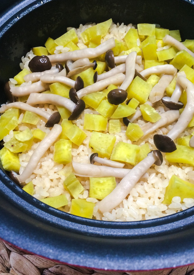 鍋で炊く✨さつまいもとシメジ炊き込みご飯-レシピのメイン写真
