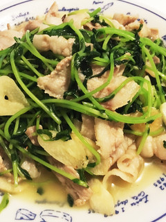 簡単!豚バラと豆苗のニンニク塩炒め-レシピのメイン写真