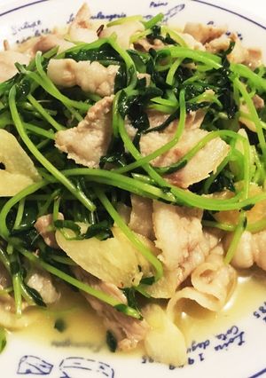 簡単！豚バラと豆苗のニンニク塩炒め-レシピのメイン写真