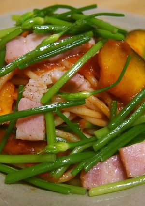 カボチャと花ニラのトマトパスタ-レシピのメイン写真