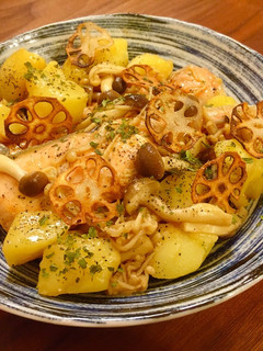 秋鮭ときのことじゃがのバター醤油炒め♡-レシピのメイン写真