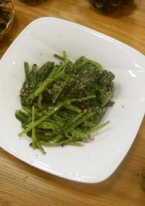 お箸が進む♪ほうれん草のごまゆかり和え-レシピのメイン写真