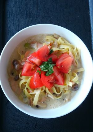 トマトバジルのせ!鮭のクリームパスタ♪-レシピのメイン写真