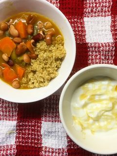 キヌアカレーと蜂蜜ヨーグルト 健康 朝食-レシピのメイン写真