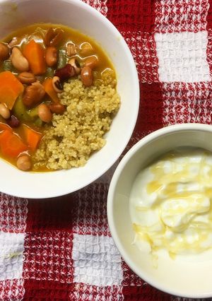 キヌアカレーと蜂蜜ヨーグルト 健康 朝食-レシピのメイン写真