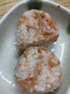 もち麦入りごはんのおにぎり(シャケ)-レシピのメイン写真