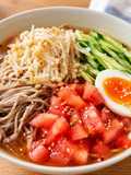 えのきでかさ増し♪トマト冷麺風十割そば🍅