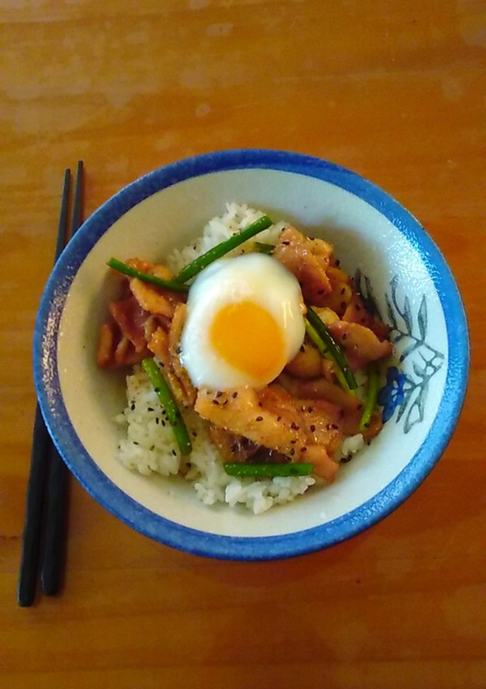鶏皮とにんにくの芽の甘辛丼-レシピのメイン写真