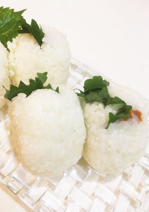 お弁当にお勧め＊大葉と梅のお握り-レシピのメイン写真