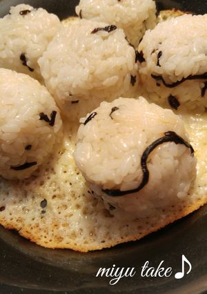 カリカリチーズの濃厚昆布おにぎり♪-レシピのメイン写真