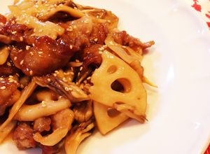 ご飯がススム♡豚肉と蓮根と舞茸の甘酢炒め-レシピのメイン写真