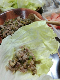 レタスで巻き巻き♪そぼろサラダ-レシピのメイン写真