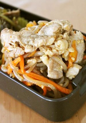 豚肉+醤油麹で糸こんにゃくと人参の炒め煮-レシピのメイン写真