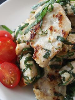 大葉をからめた 鶏むね肉の塩麹焼き ♪-レシピのメイン写真