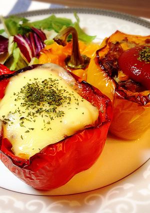 オーブンで簡単♡まるごとパプリカの肉詰め-レシピのメイン写真