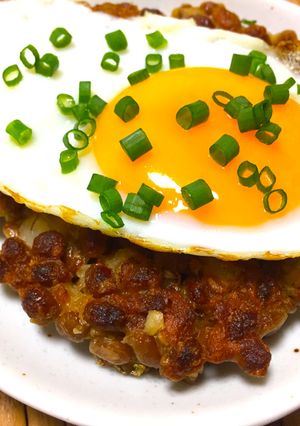 納豆好き必見＊焼き納豆の目玉焼きのせ-レシピのメイン写真