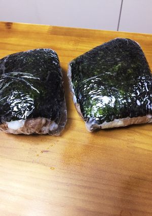 ハーフおにぎらず（ガーリックチーズ）-レシピのメイン写真