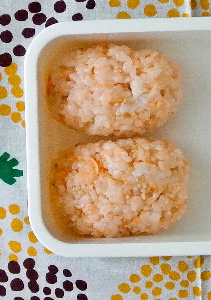 鮭フレークとごまのオイルおにぎり-レシピのメイン写真