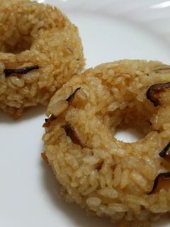 焼ドーナツ!?炊き込みご飯de焼おにぎり-レシピのメイン写真