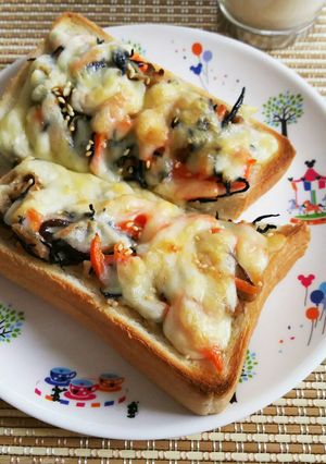残り煮物とマヨネーズで惣菜サラダトースト-レシピのメイン写真