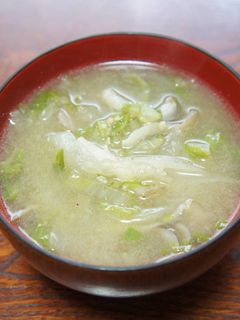 ごま油香る、白菜・玉ねぎ・舞茸の味噌汁-レシピのメイン写真