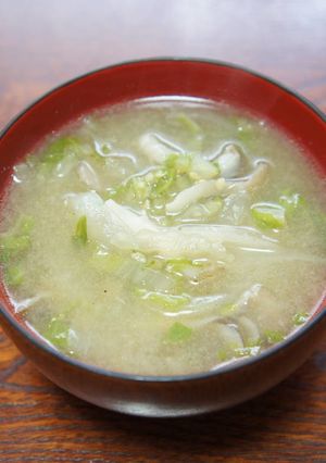 ごま油香る、白菜・玉ねぎ・舞茸の味噌汁-レシピのメイン写真