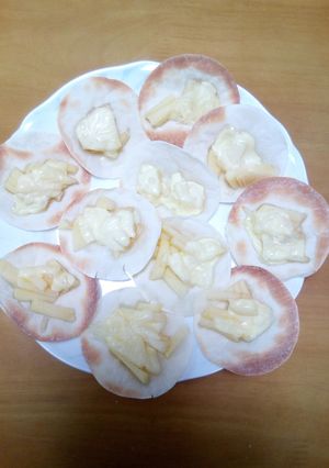 チーズとりんごギョウザ皮ピザ-レシピのメイン写真