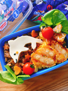 【キャラ弁】鶏そぼろの二色丼とイルカ弁当-レシピのメイン写真