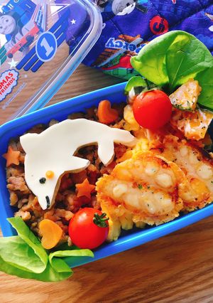 【キャラ弁】鶏そぼろの二色丼とイルカ弁当-レシピのメイン写真
