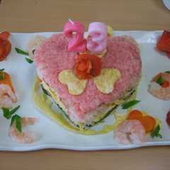รูปของ お祝いに寿司ケーキ