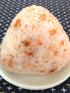 鮭と梅のおにぎり-レシピのメイン写真