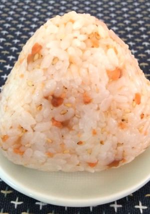 鮭と梅のおにぎり-レシピのメイン写真