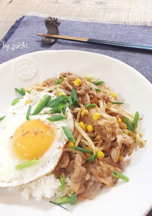 目玉焼きのっけ!豚肉とコーンの焼肉丼-レシピのメイン写真