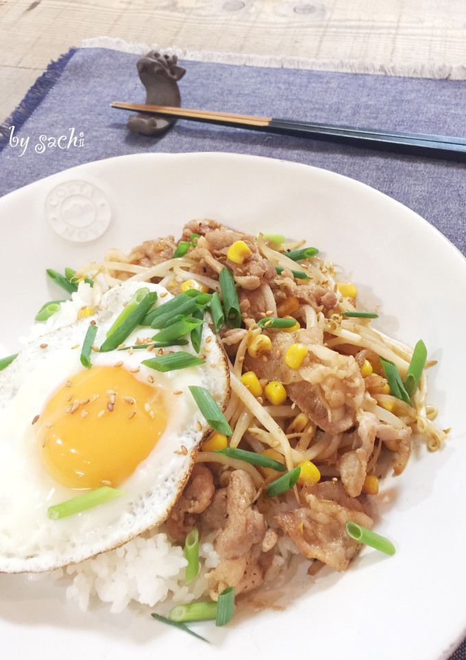 目玉焼きのっけ！豚肉とコーンの焼肉丼-レシピのメイン写真