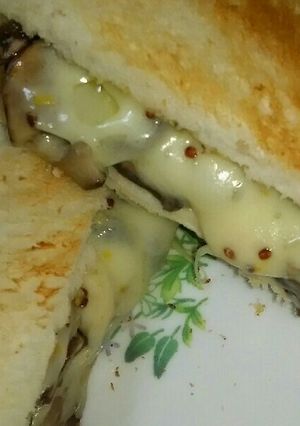 チーズたっぷりきのことツナのホットサンド-レシピのメイン写真