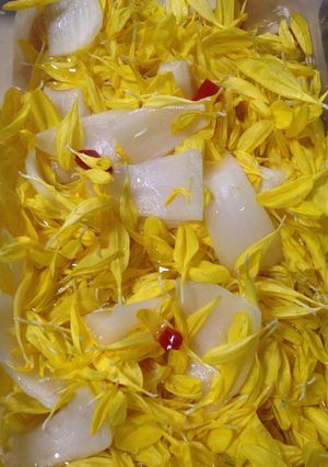 余ったらっきょう酢で菊と玉ねぎ漬け-レシピのメイン写真