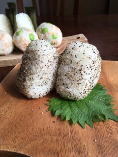 ブラックペッパーとチーズのオイルおにぎり-レシピのメイン写真