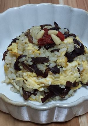 黒きくらげと松の実の薬膳チャーハン-レシピのメイン写真