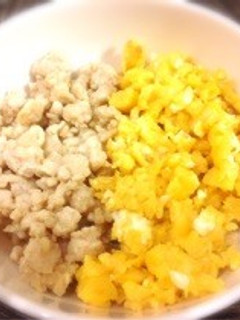 塩麹で風味豊か♫簡単2色そぼろご飯-レシピのメイン写真