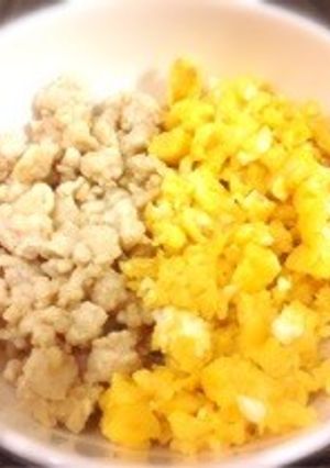 塩麹で風味豊か♫簡単2色そぼろご飯-レシピのメイン写真