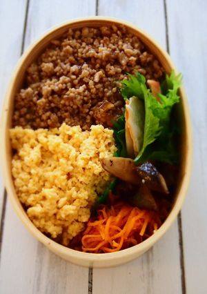 冷めてもしっとり　鶏そぼろの２色丼-レシピのメイン写真