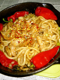 鶏皮たっぷり+赤万願寺唐辛子の焼きうどん-レシピのメイン写真
