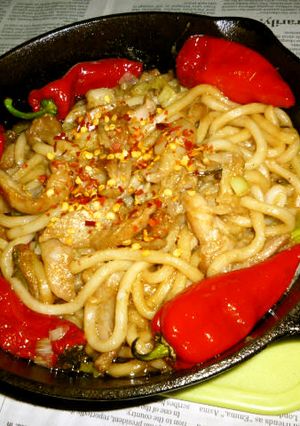 鶏皮たっぷり＋赤万願寺唐辛子の焼きうどん-レシピのメイン写真