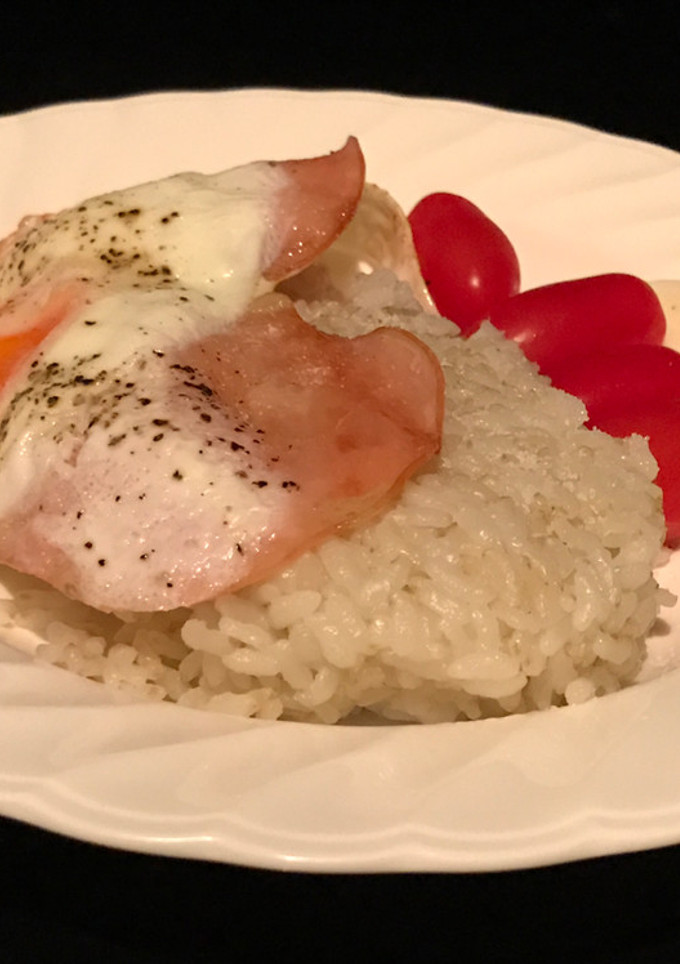 ご飯 ハムエッグ乗せのトマト添え-レシピのメイン写真