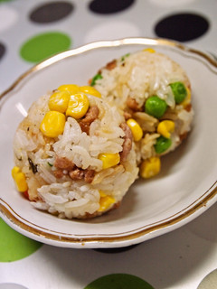 ミックスベジタブルとチキンの彩りおにぎり-レシピのメイン写真