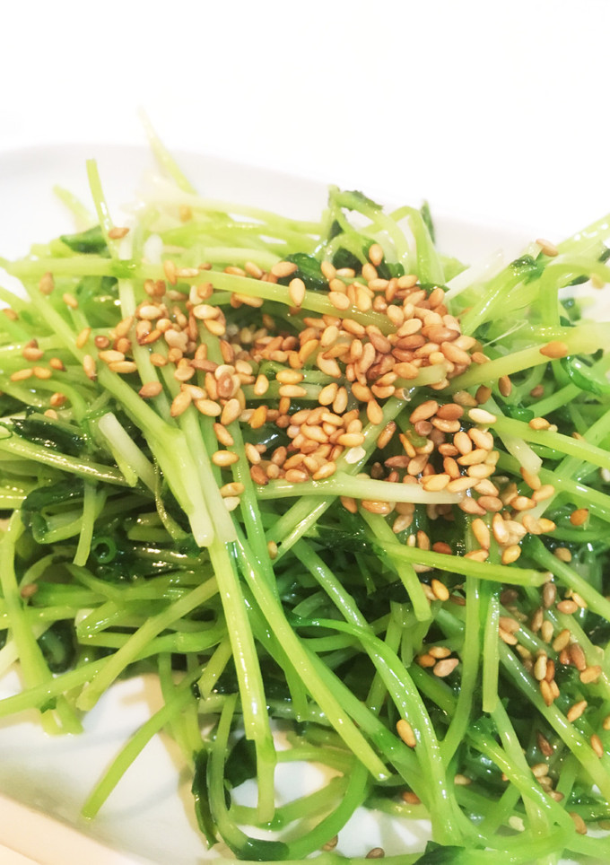 豆苗を美味しく＊豆苗の鶏がら胡麻油炒め-レシピのメイン写真