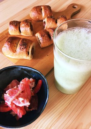 グリーンスムージーとレッドサラダの朝食-レシピのメイン写真