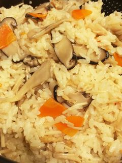 ダシはあれ^ ^きのこの炊き込みご飯-レシピのメイン写真
