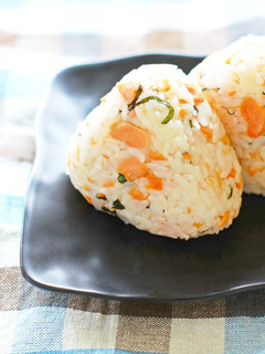 朝食にカンタン☆鮭としそのオイルおにぎり-レシピのメイン写真